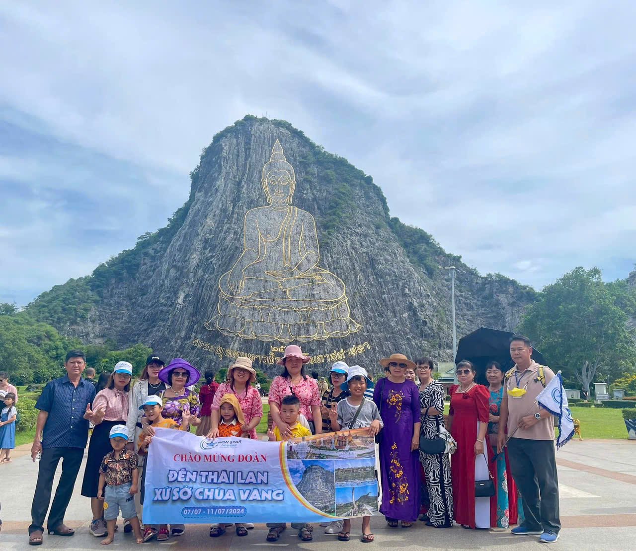 Đoàn khách New Star Tourism tại điểm tham quan