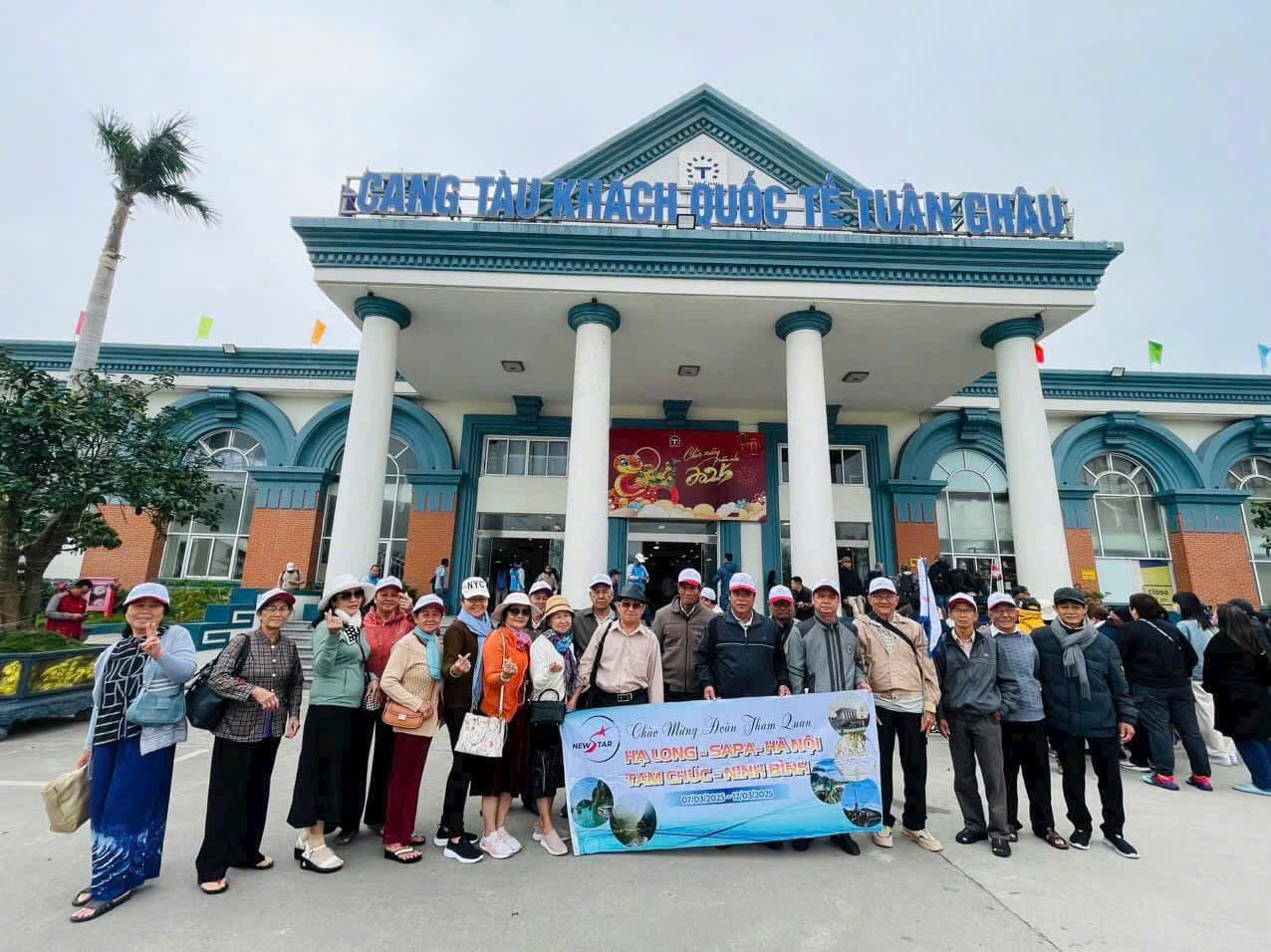 Đoàn khách New Star Tourism tại điểm tham quan