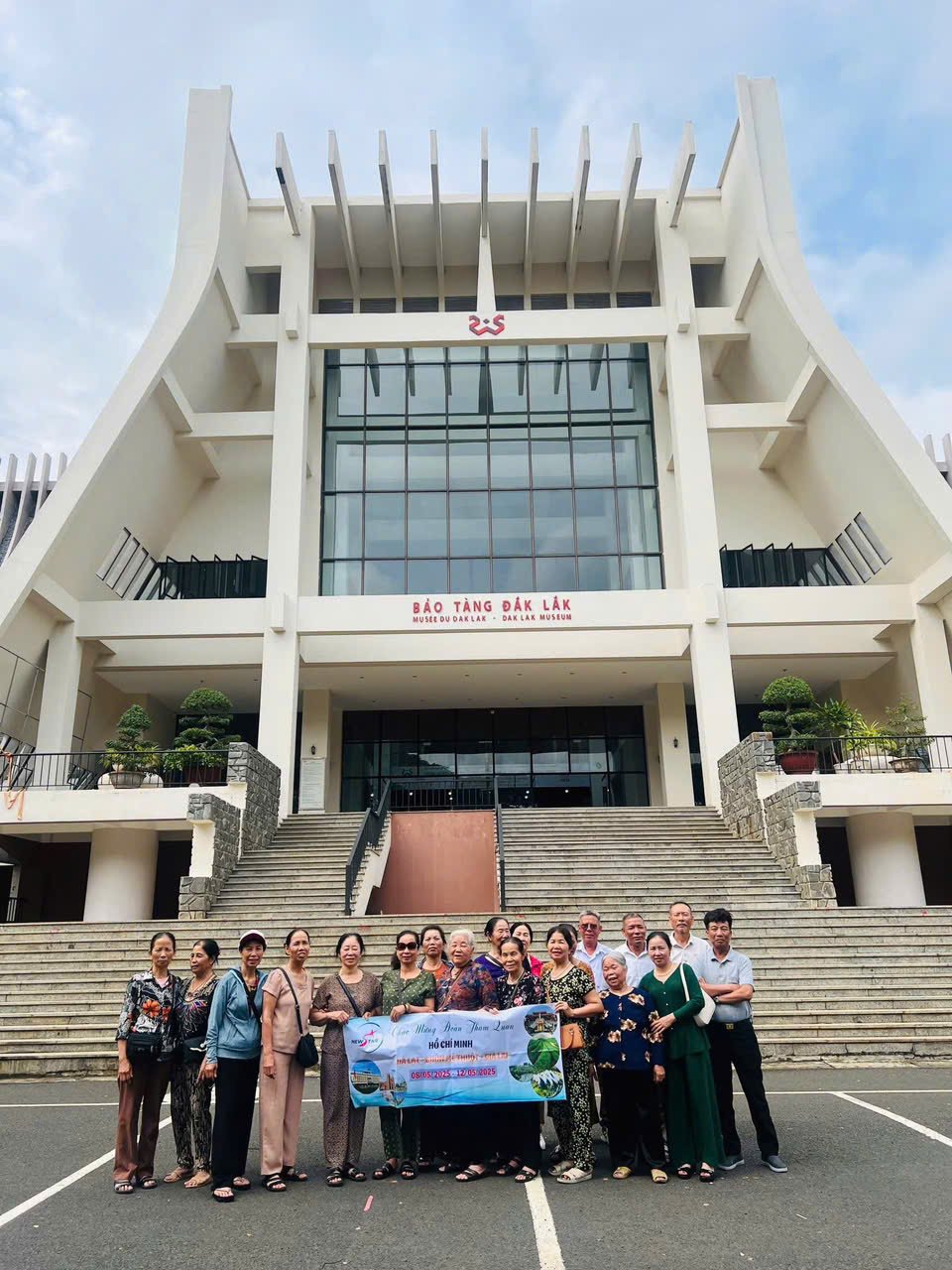 Đoàn khách New Star Tourism tại điểm tham quan