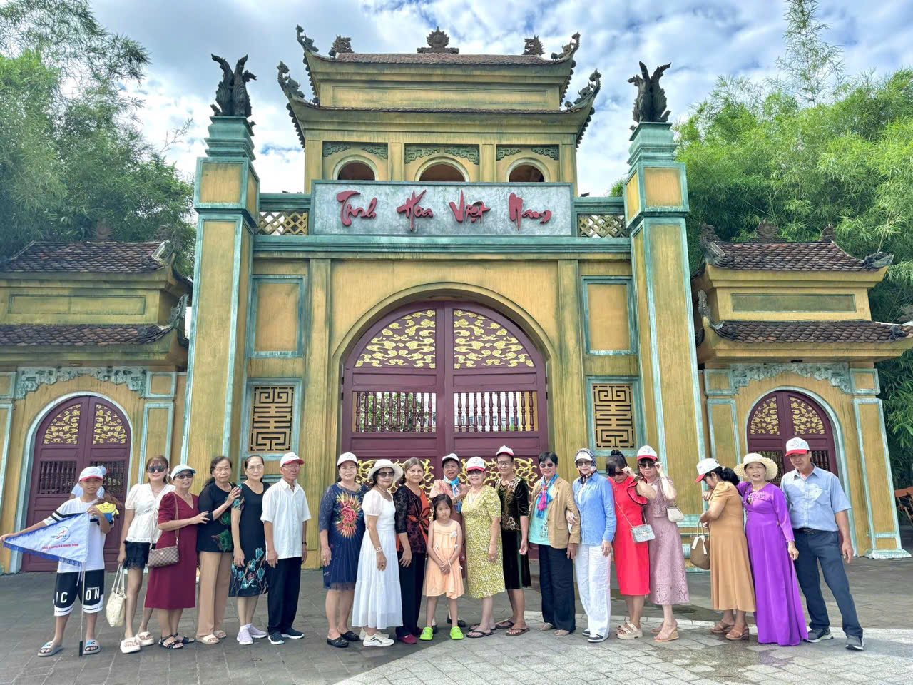 Đoàn khách New Star Tourism tại điểm tham quan