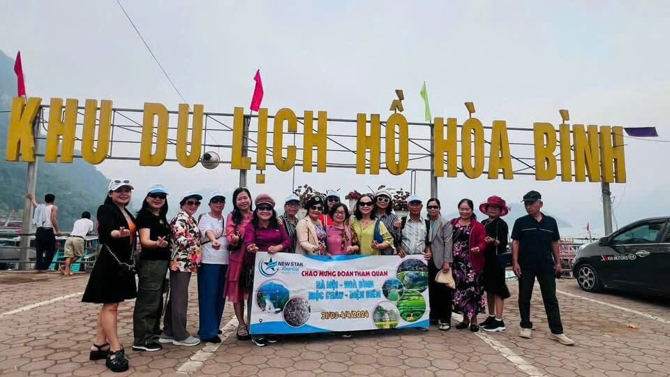Đoàn khách New Star Tourism tại khu du lịch Hồ Hòa Bình