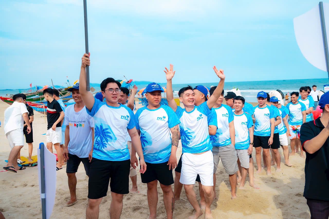 Các đội tập trung trên bãi biển trước giờ thi đấu teambuilding