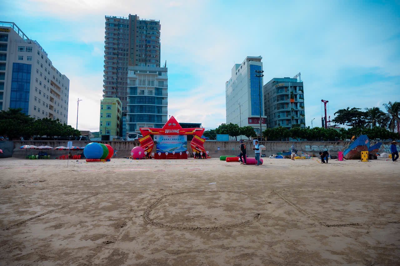 Đội đồng phục cổ vũ trên bãi biển trong chương trình teambuilding