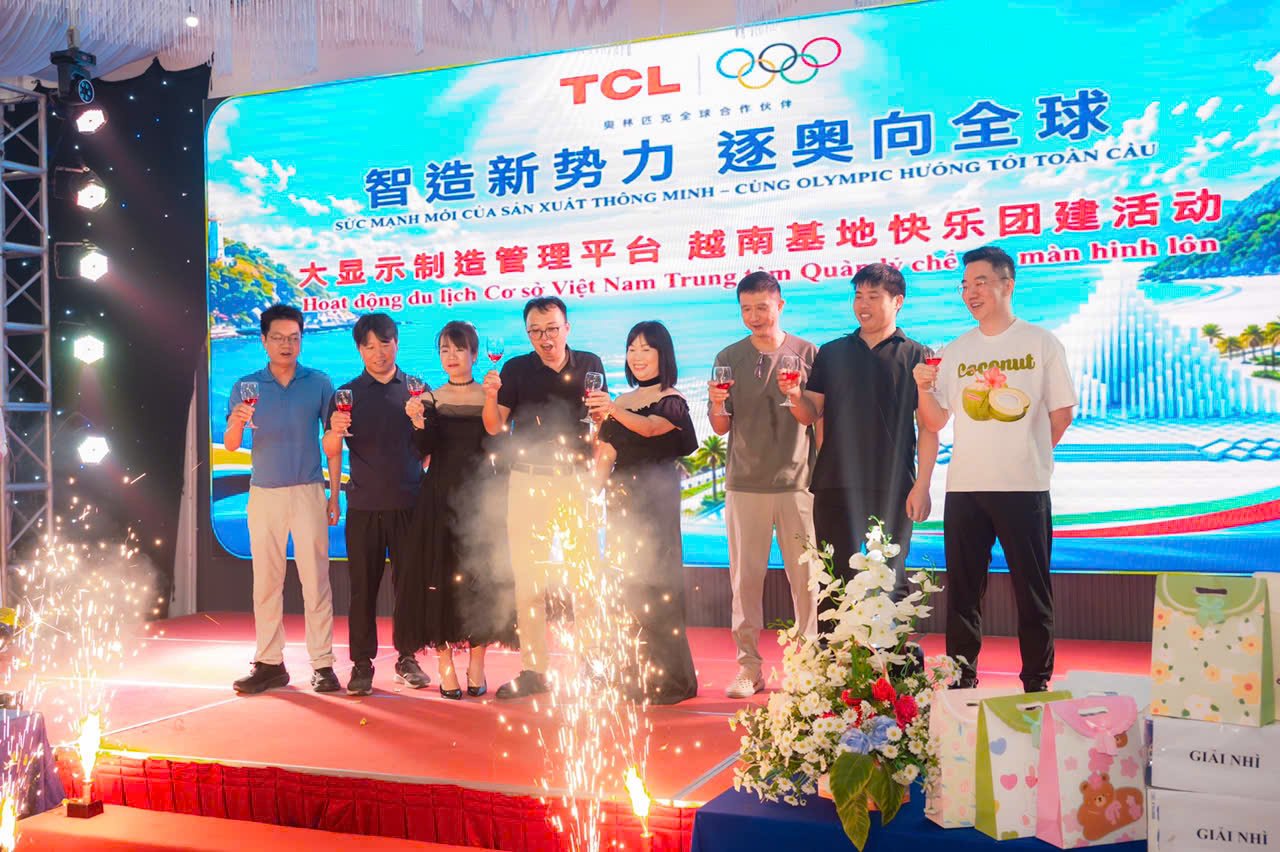 Đại diện doanh nghiệp nâng ly khai tiệc gala dinner