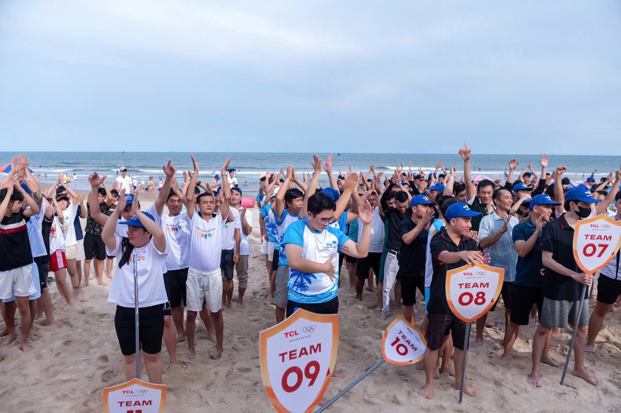Các đội cổ vũ trên bãi biển trong chương trình teambuilding