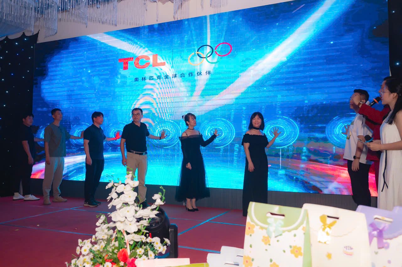 Sân khấu gala dinner với màn hình LED lớn