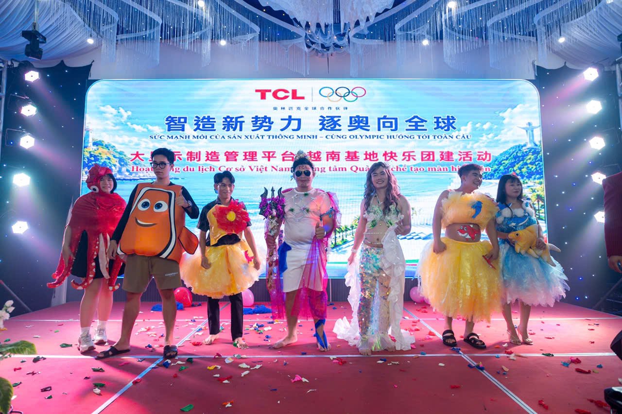 Tiết mục biểu diễn hóa trang trên sân khấu gala dinner