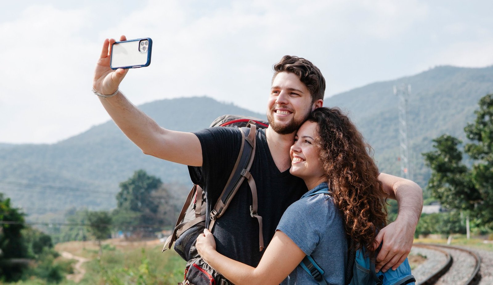 Du khách chụp ảnh checkin tại điểm đến nổi tiếng