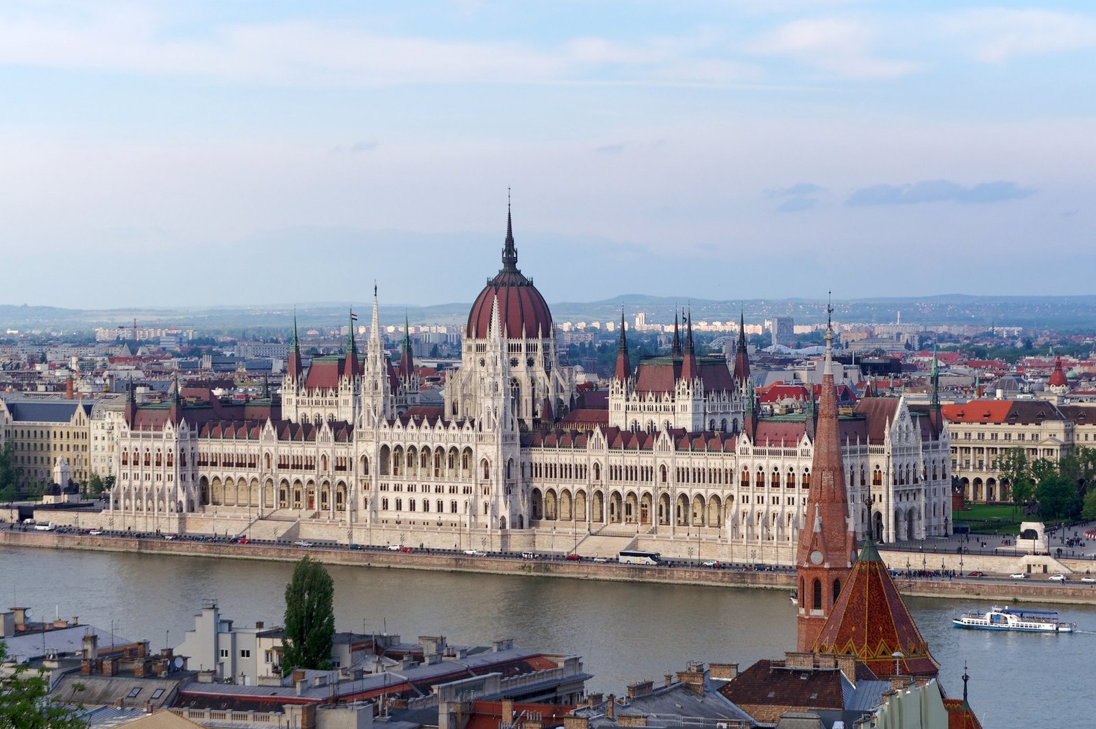 Cảnh cầu và tòa nhà Quốc hội Budapest ban đêm