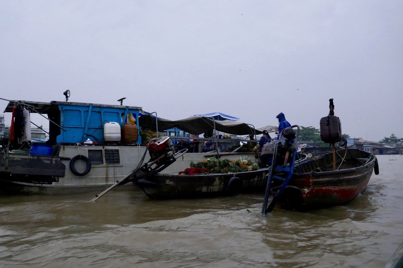 Chợ nổi Cái Răng với ghe thuyền buôn bán trên sông