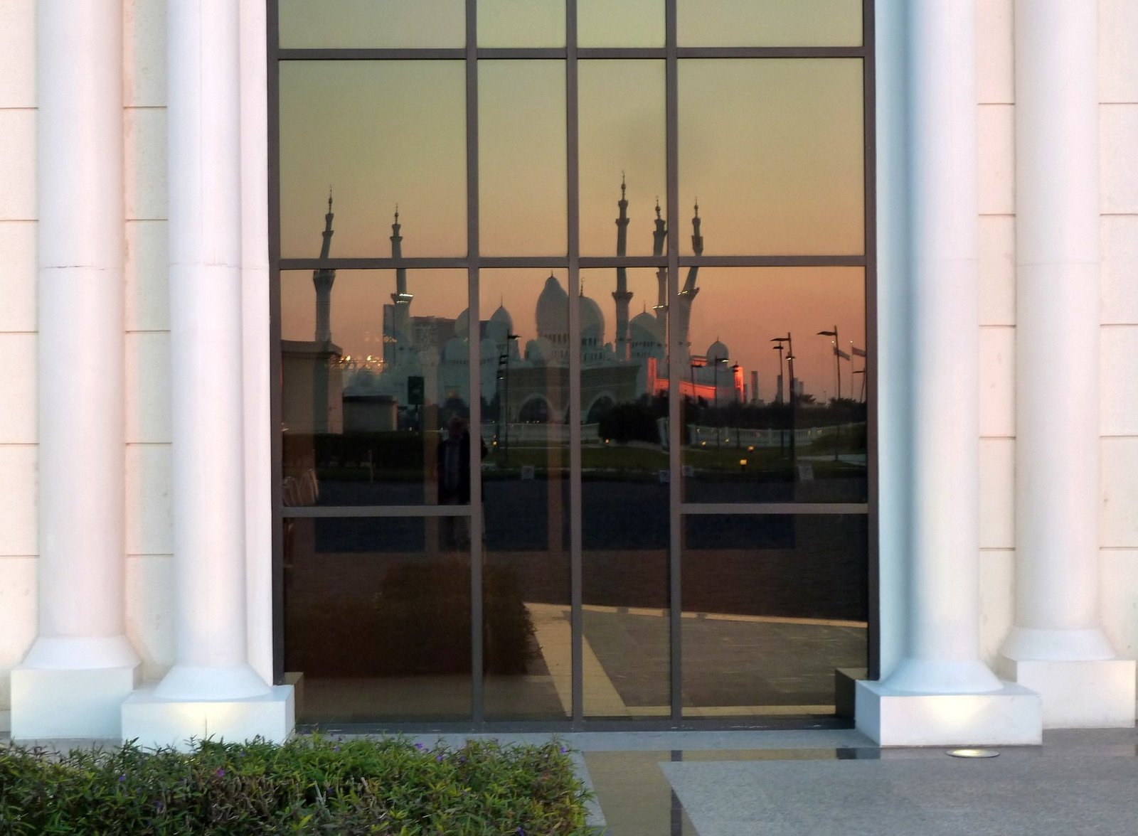 Dubai và Abu Dhabi