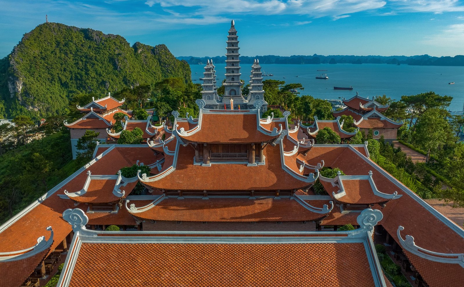Vịnh Hạ Long với những đảo đá vôi trong sương sớm