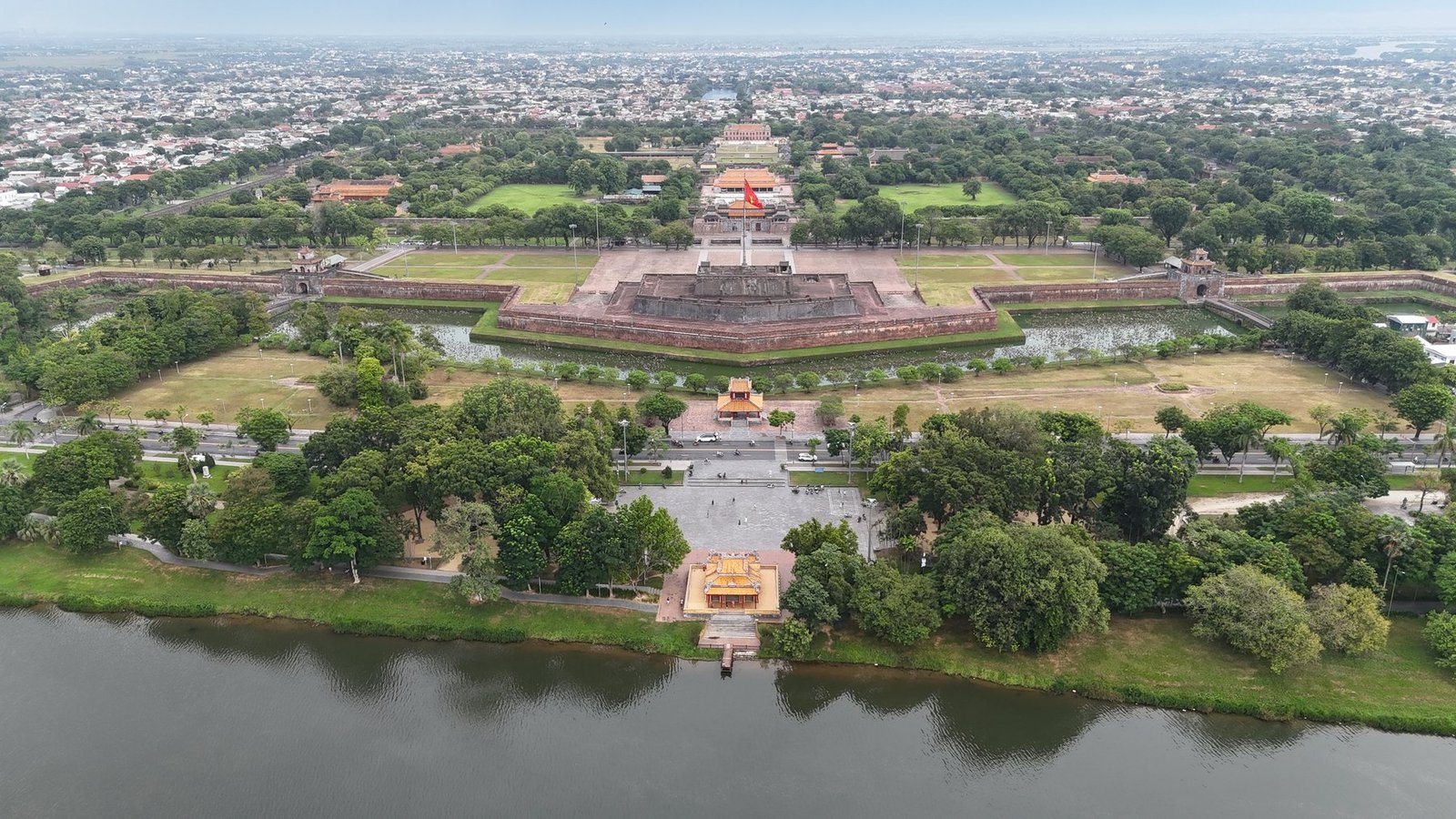 Lăng Khải Định Huế với kiến trúc pha Đông Tây