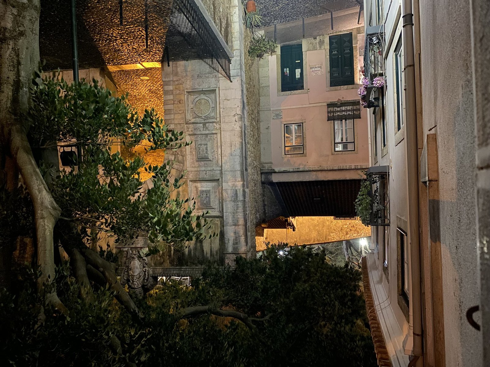 Cảnh bến cảng và phố dốc Lisbon