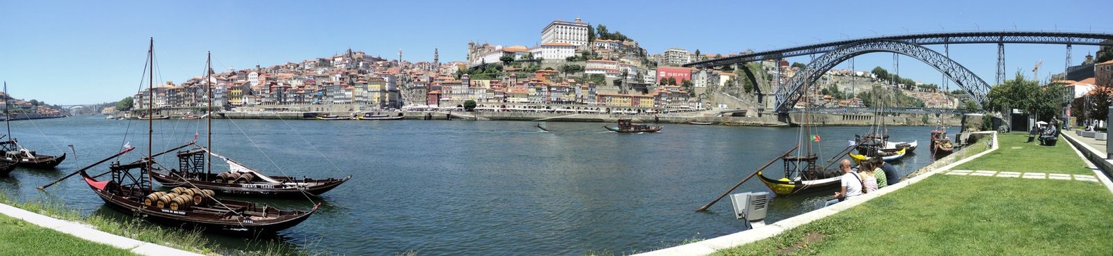 Cảnh phố cổ Lisbon và xe điện vàng