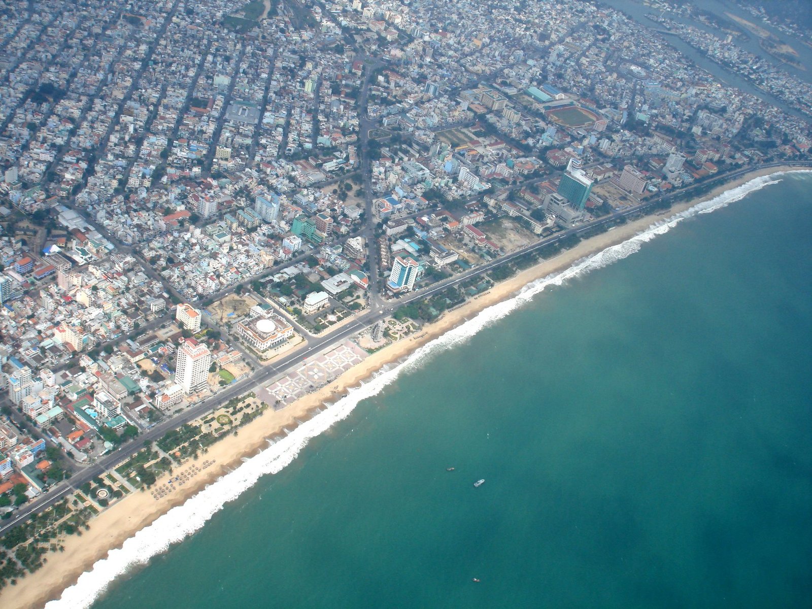 Vịnh Nha Trang nhìn từ trên cao với bãi biển dài
