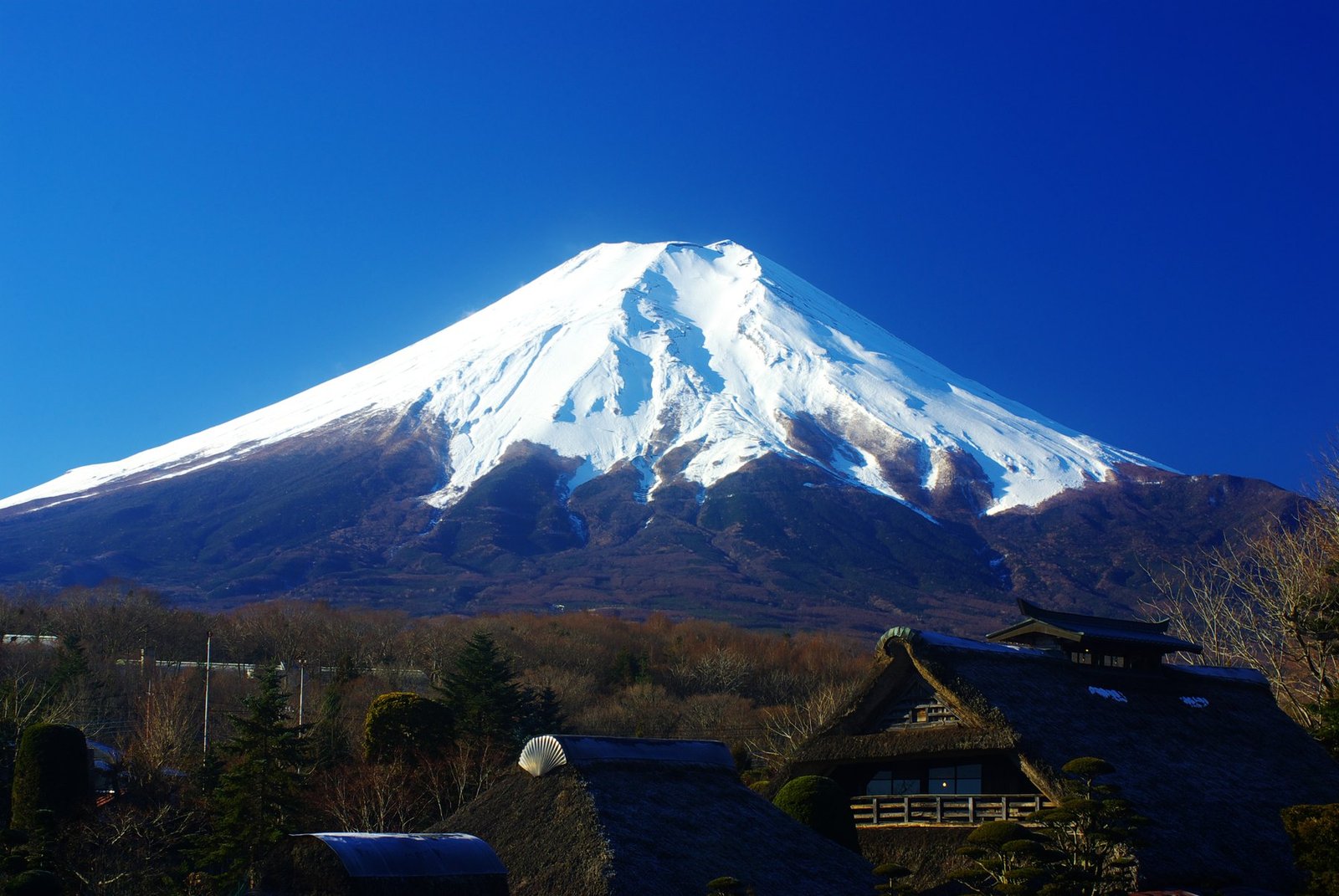 Núi Phú Sĩ phủ tuyết nhìn từ hồ Kawaguchi