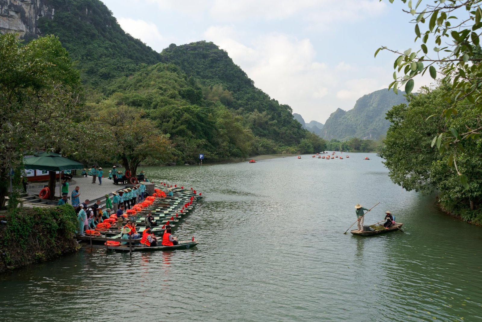 Đò trên sông Tràng An giữa núi đá vôi