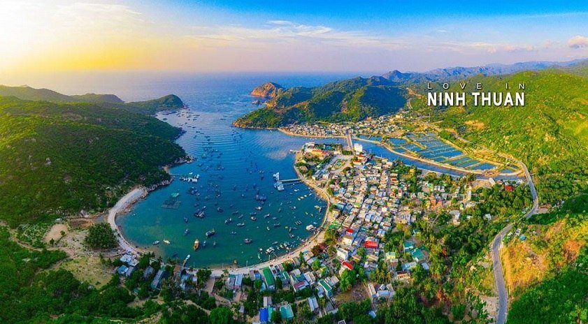 Bãi tắm Trà Cạn và nước biển trong vắt