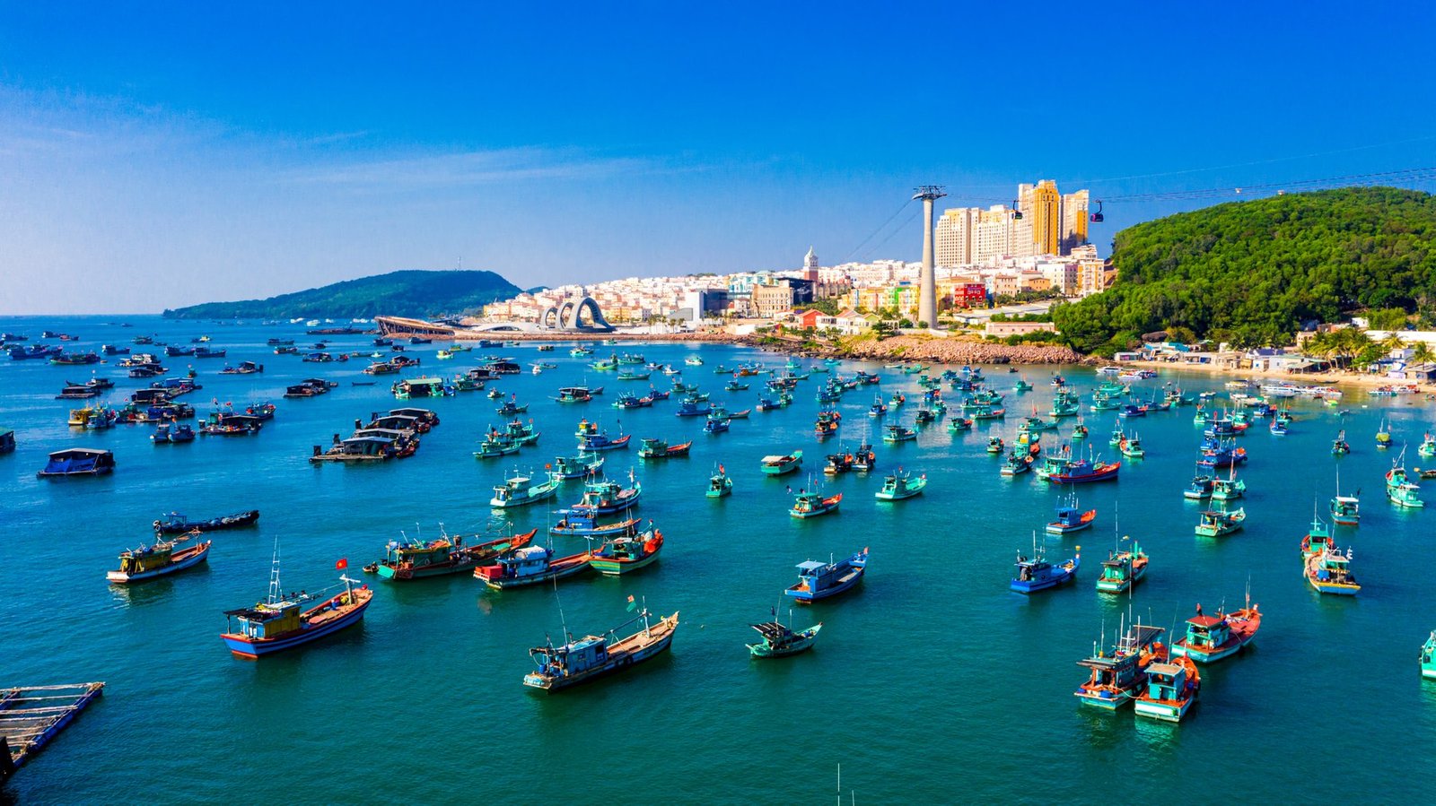 Bãi biển cát trắng nước trong xanh ở Phú Quốc