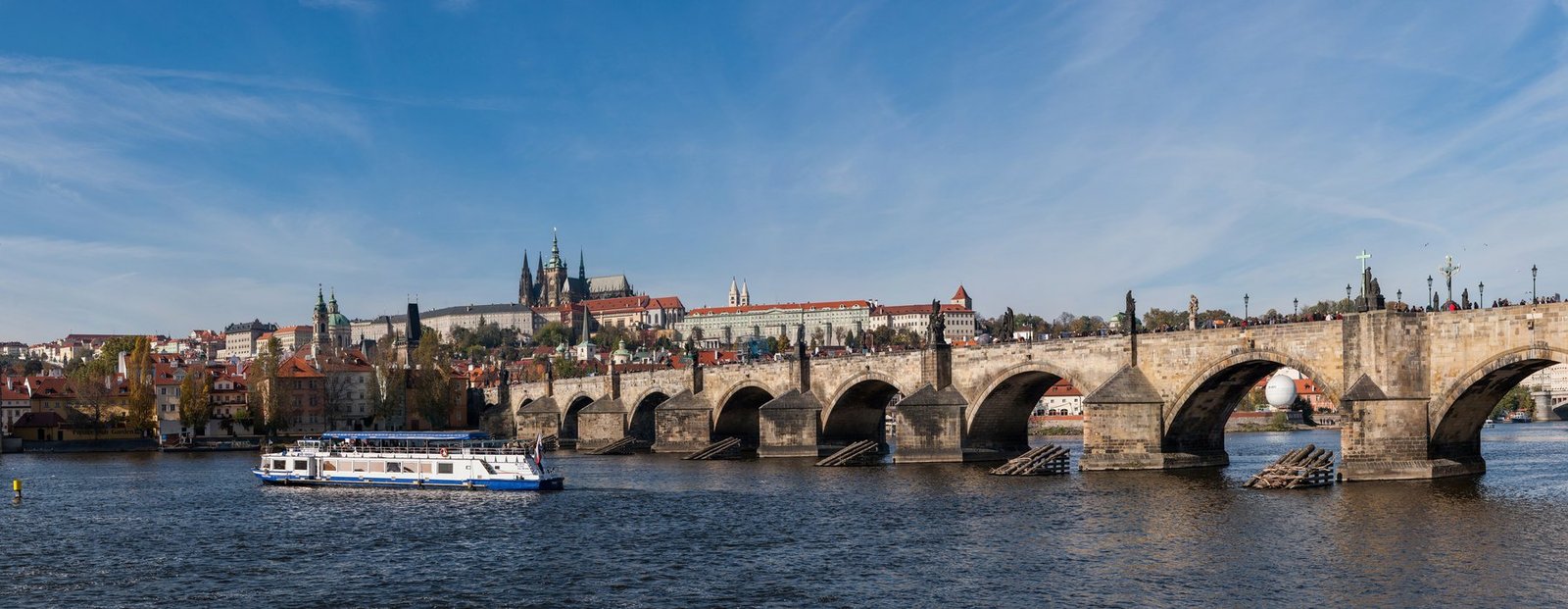 Cảnh phố cổ Prague và pháo đài đồi núi