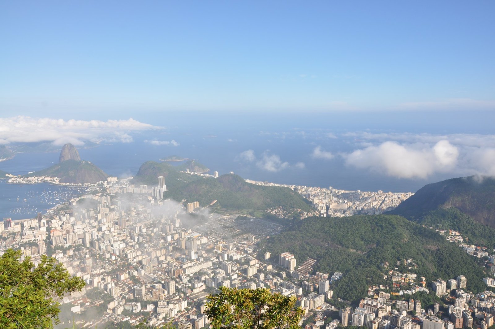 Cảnh bức tượng Christ the Redeemer và bãi biển Rio
