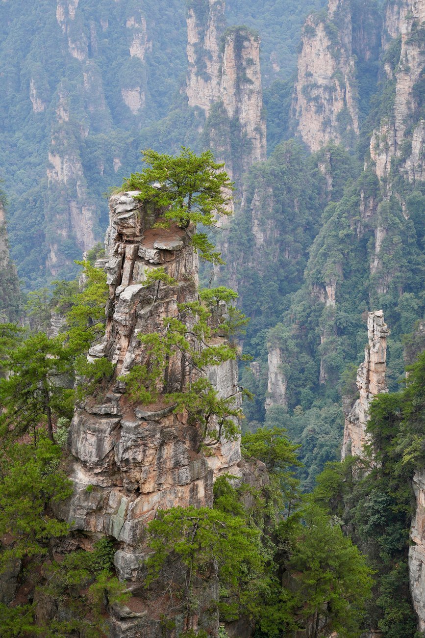 Núi đá dựng đứng giữa biển mây