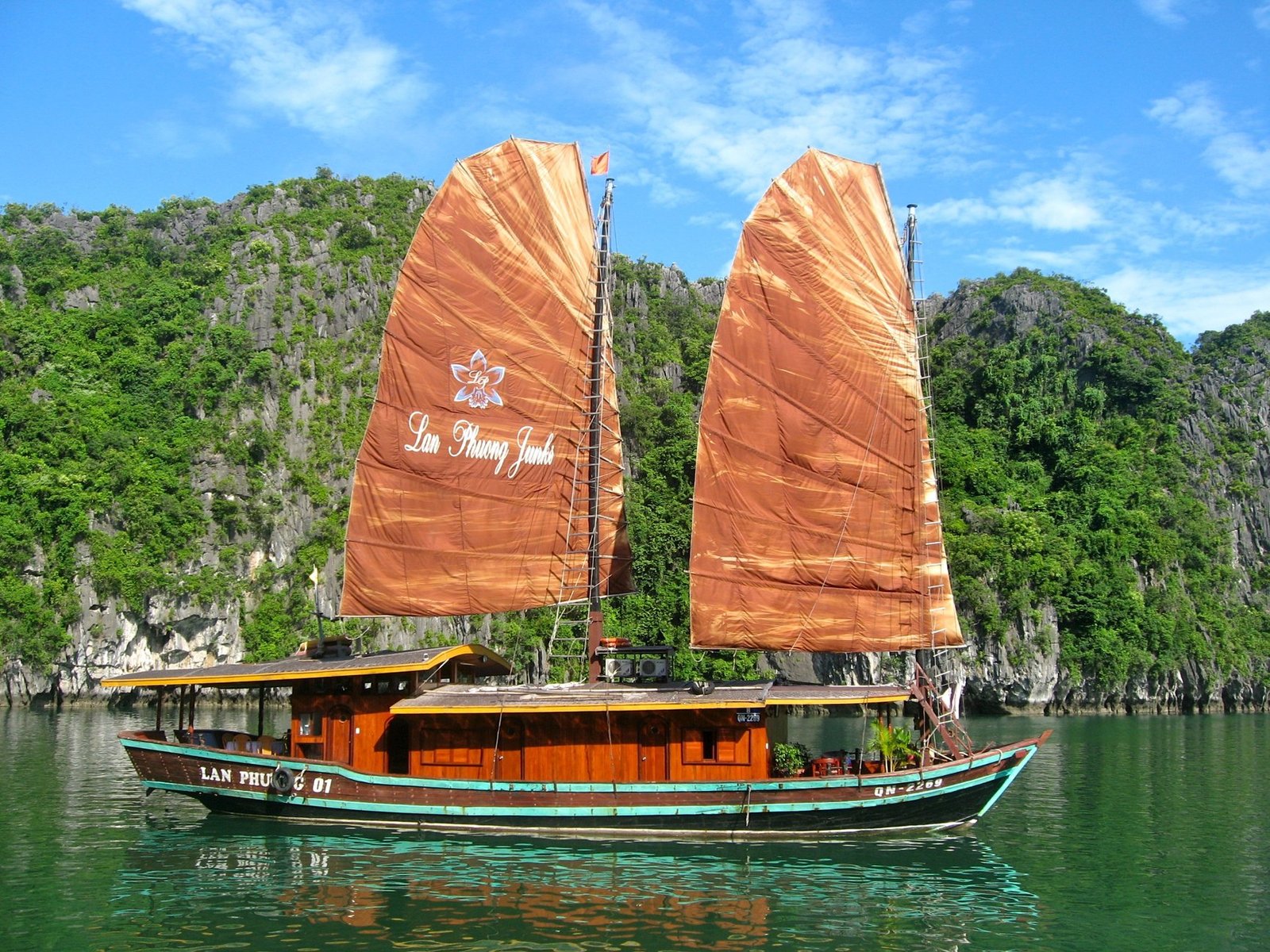 Chùa Hoa Yên và cảnh núi Yên Tử