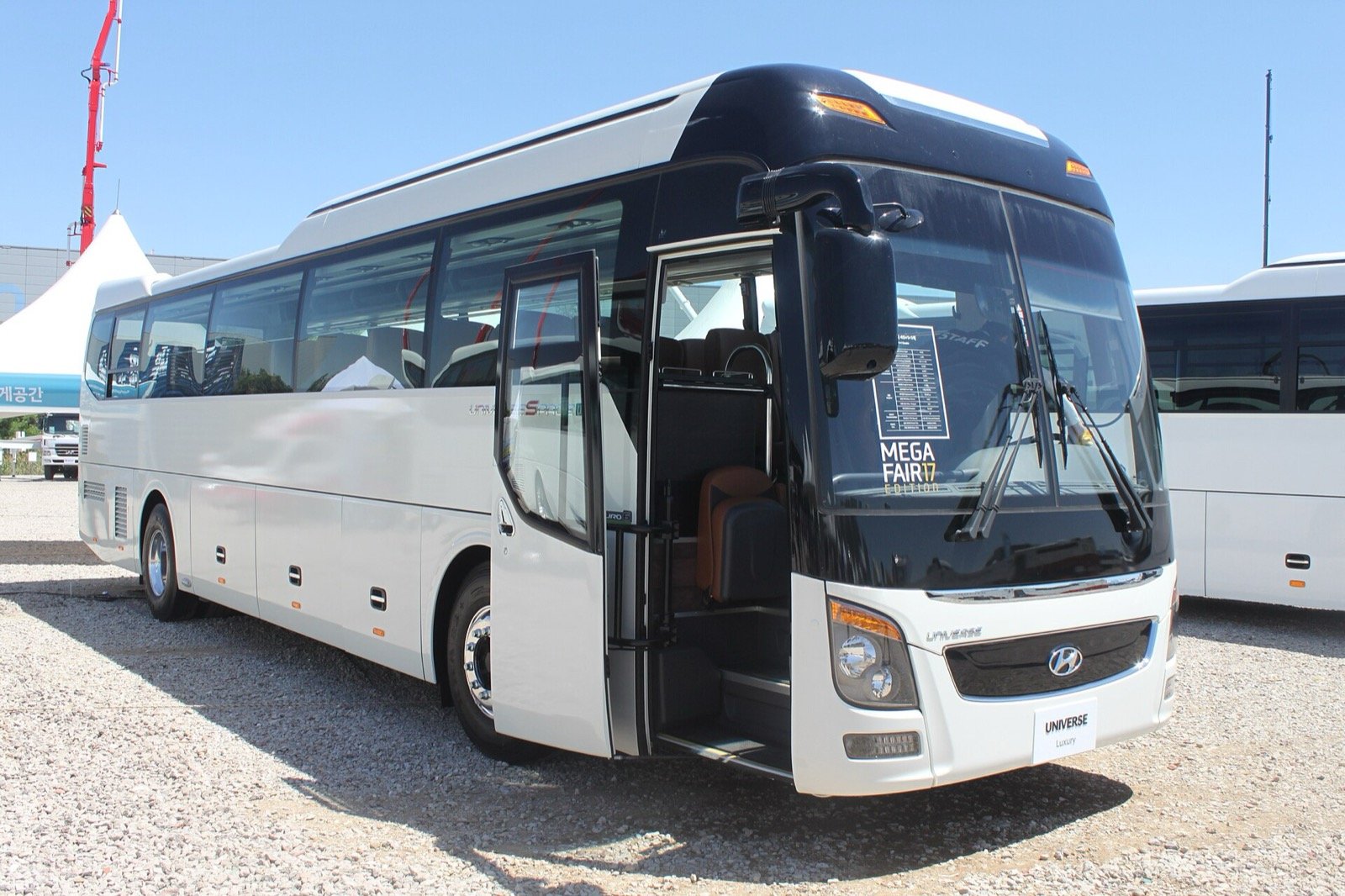 Mặt trước và hông xe Hyundai Universe Space Luxury