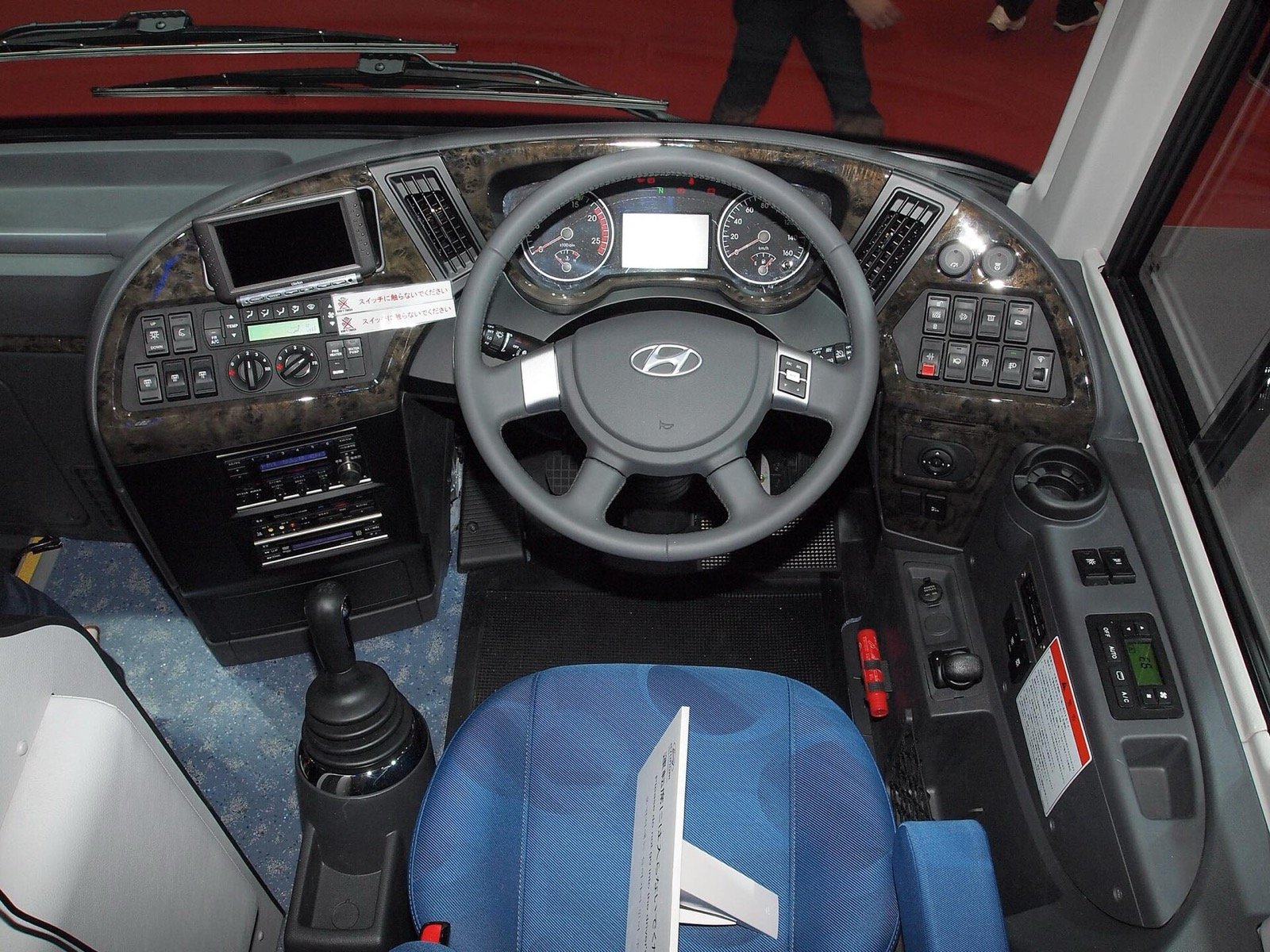 Khoang lái xe Hyundai Universe hiện đại