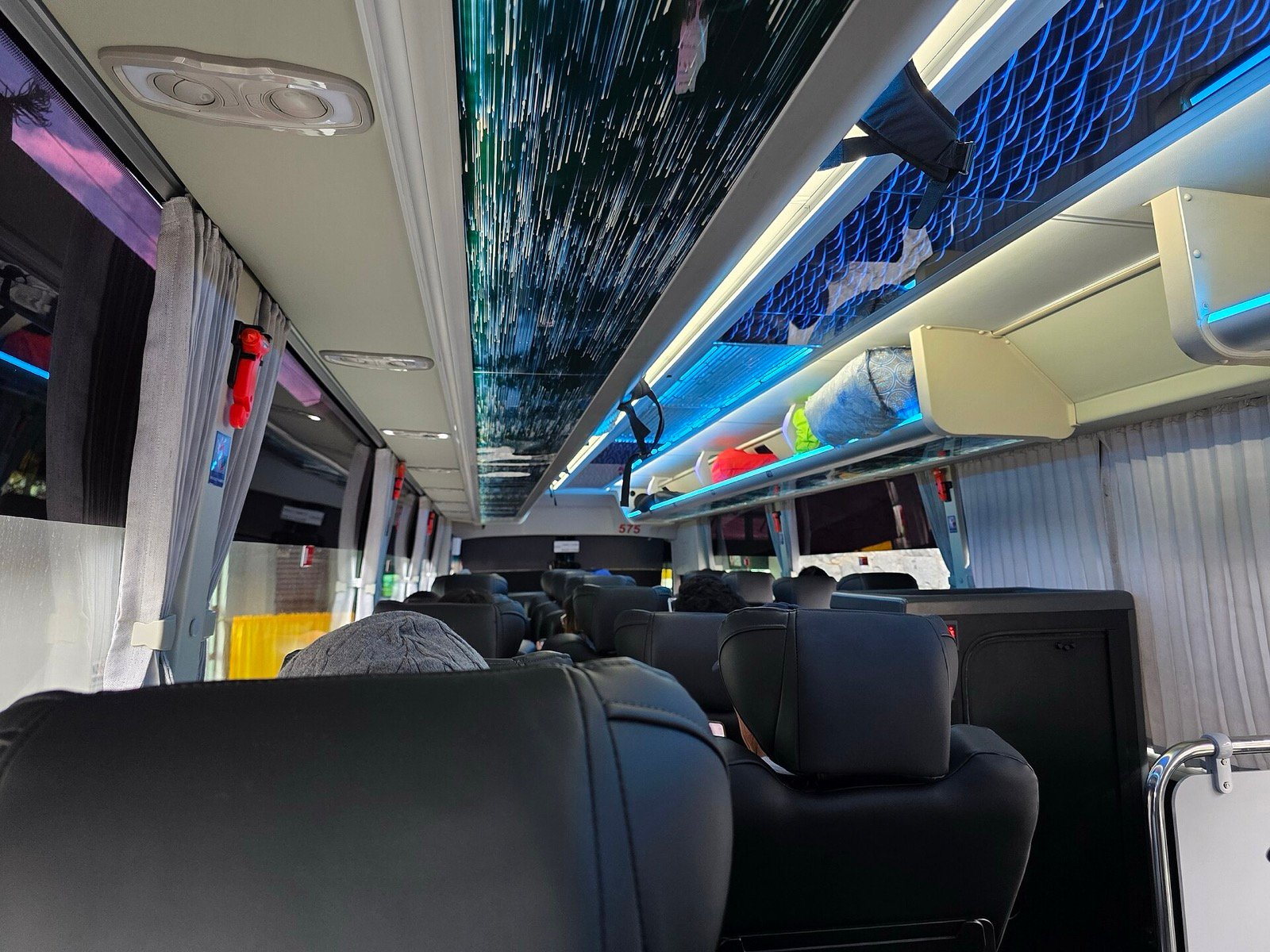 Nội thất xe 45 chỗ Thaco Bus Bluesky 120S, ghế ngả rộng rãi